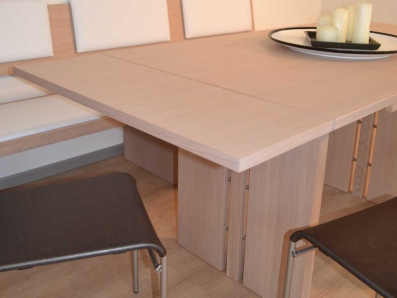 particolare tavolo allungato