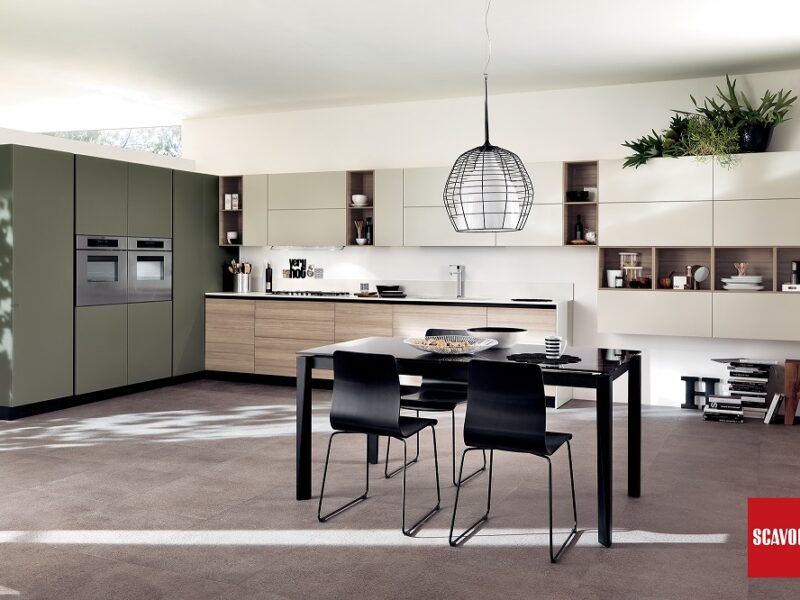 CUCINA LIBERAMENTE CON TAVOLO E SEDIE