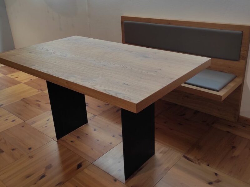 panca imbottita e tavolo mod. Orchidea in rovere