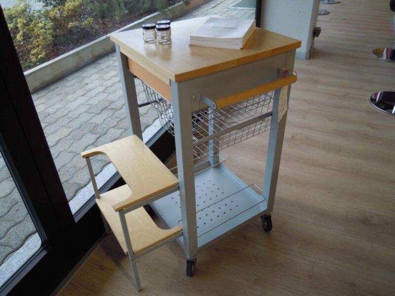 Dettagli carrello cucina con scaletta